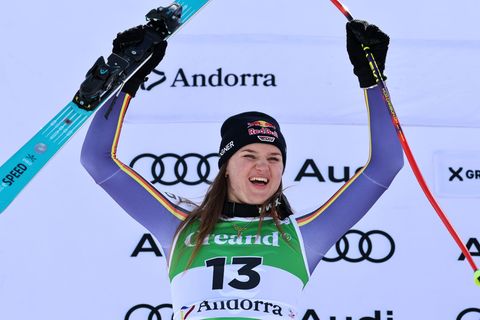 Emma Aicher jubelt über Platz zwei im zweiten Super-G von Soldeu. Foto: Marco Trovati/AP/dpa