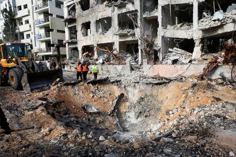 Einsatzkräfte am Ort eines Raketenangriffs durch den Iran auf ein Wohngebäude in Tel Aviv.