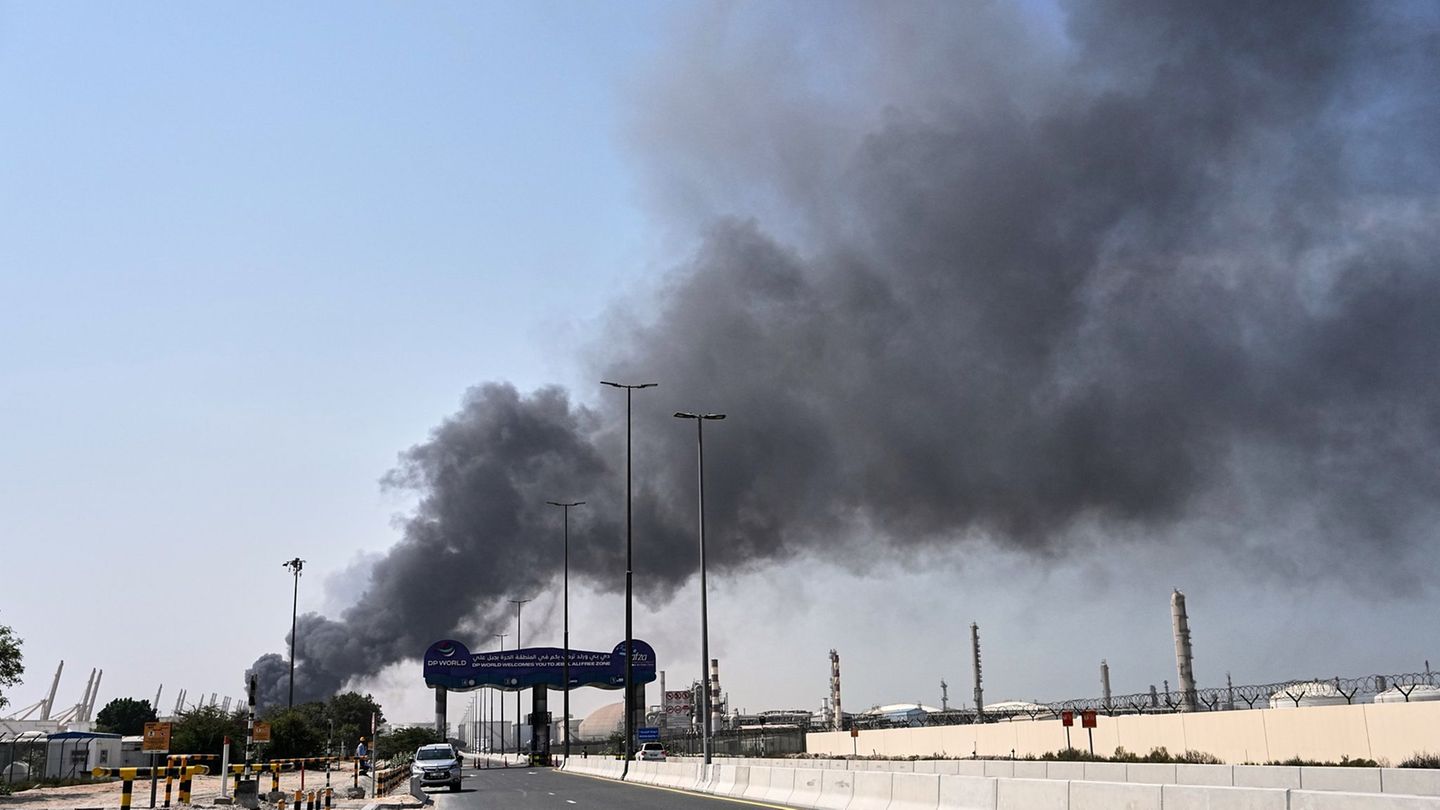 Rauch steigt auf nach iranischem Drohnenangriff im Hafengebiet von Dubai auf. Foto: Fatima Shbair/AP/dpa