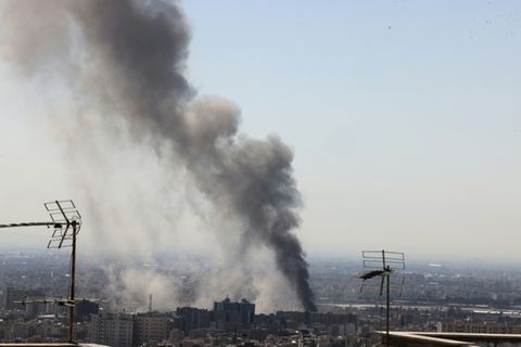 Rauchwolke nach Angriffen auf Teheran