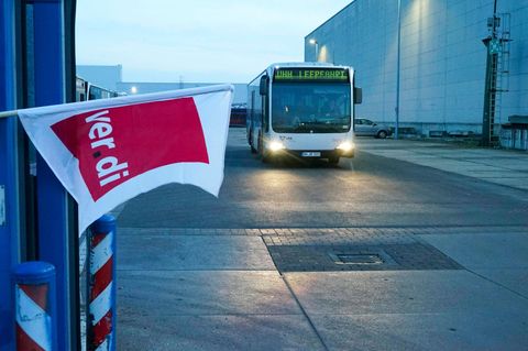 Warnstreik: Eine Verdi-Fahne vor einem Bus