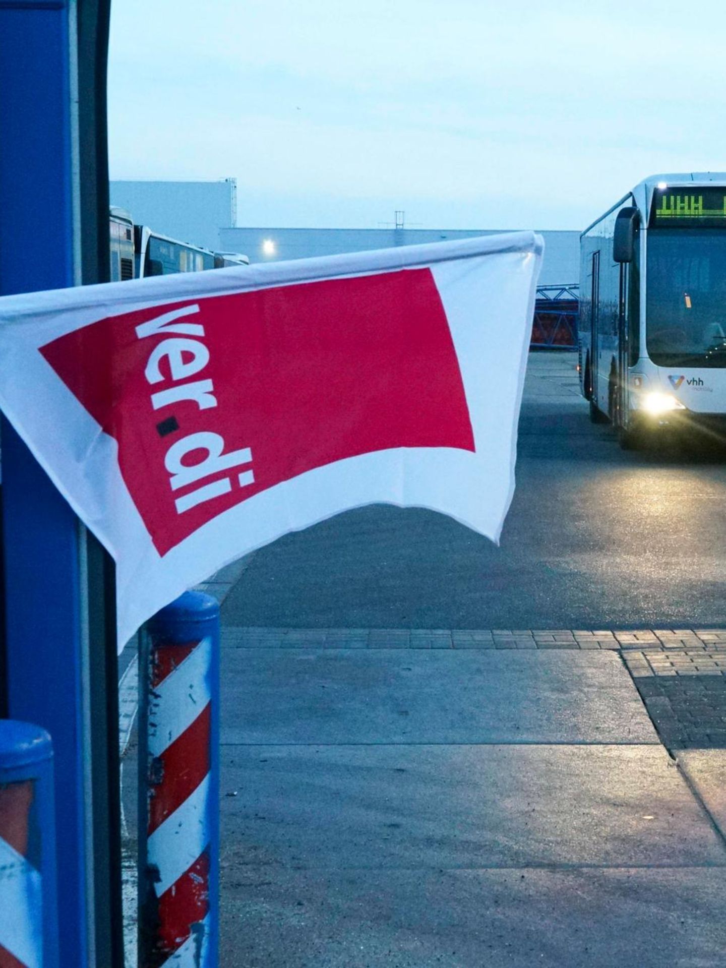 Warnstreik: Eine Verdi-Fahne vor einem Bus