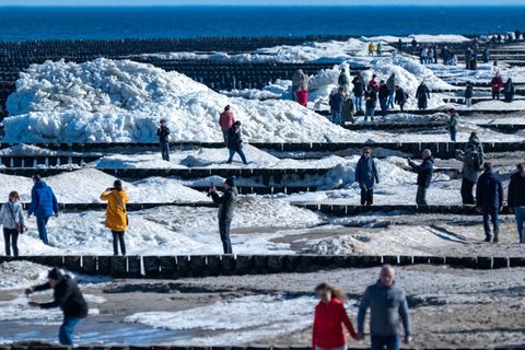 Die Eisberge am Strand von Zempin auf Usedom sind beliebtes Fotomotiv. Foto: Stefan Sauer/dpa