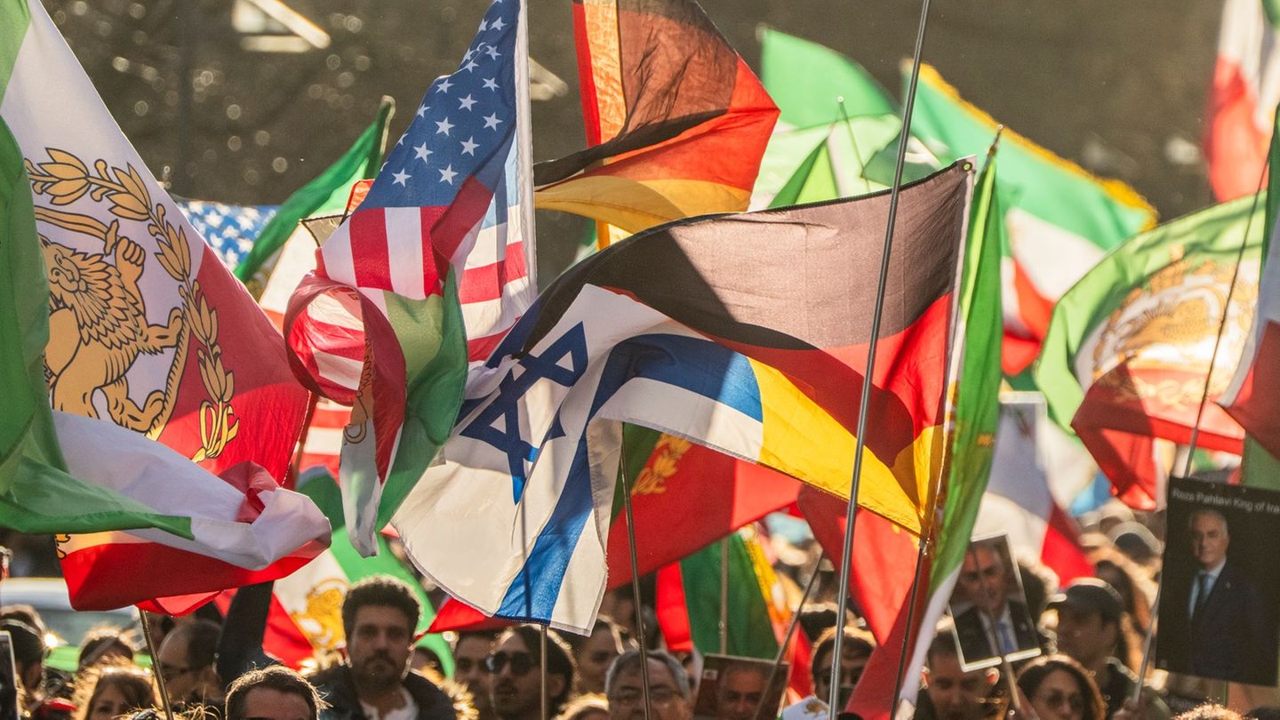 In Frankfurt versammelten sich am Samstag laut Polizei 2.000 Menschen. Foto: Andreas Arnold/dpa