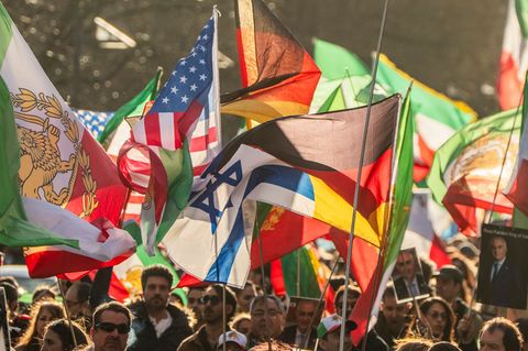 In Frankfurt versammelten sich am Samstag laut Polizei 2.000 Menschen. Foto: Andreas Arnold/dpa