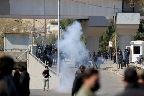 Demonstranten und Sicherheitskräfte in Bagdad