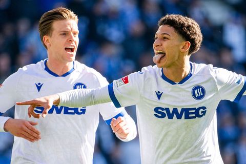 Die Karlsruher Dzenis Burnic (l) und Torschütze Louey Ben Farhat (r) bejubeln das Tor zum 0:1. Auch das 0:2 erzielte er. Foto: J