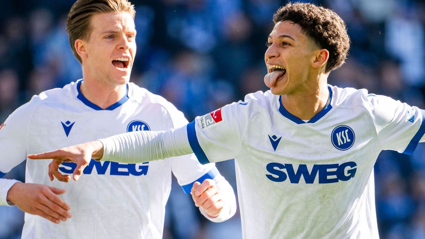 Die Karlsruher Dzenis Burnic (l) und Torschütze Louey Ben Farhat (r) bejubeln das Tor zum 0:1. Auch das 0:2 erzielte er. Foto: J
