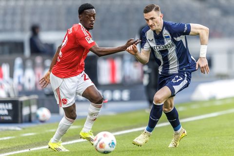 Nürnbergs Rabby Nzingoula im Zweikampf mit Herthas Niklas Kolbe. Foto: Andreas Gora/dpa