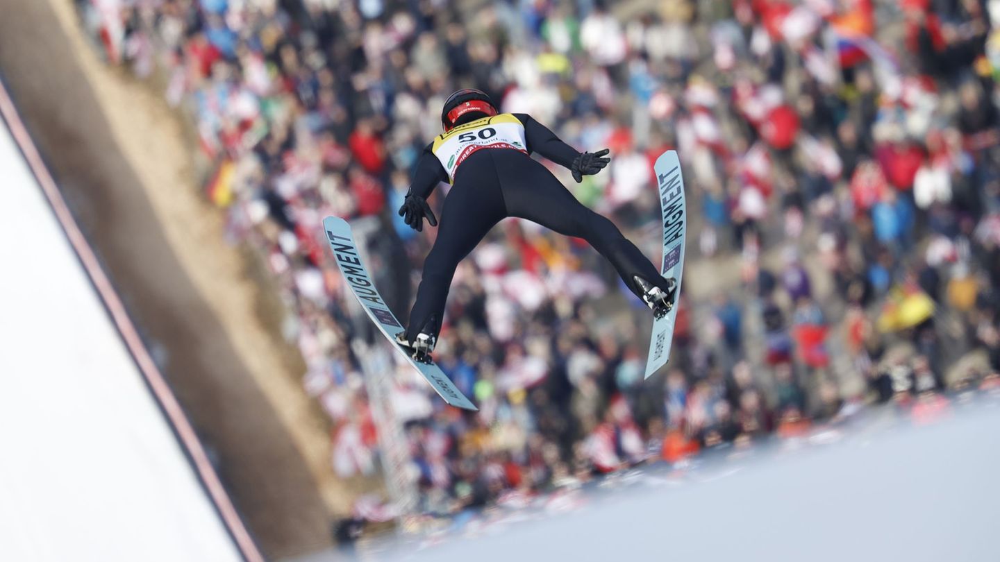 Philipp Raimund kam beim Skifliegen in Österreich nur auf Platz 16. Foto: Erwin Scheriau/APA/dpa
