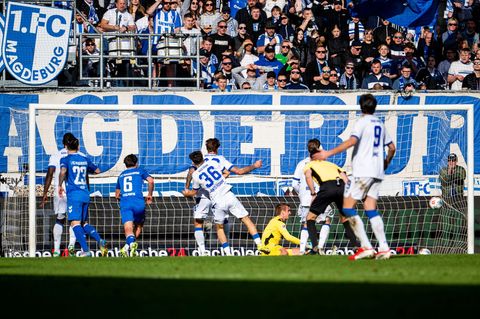 Dariusz Stalmach (3.v.r.) traf für den FCM zum 1:2 Foto: Julius Frick/dpa