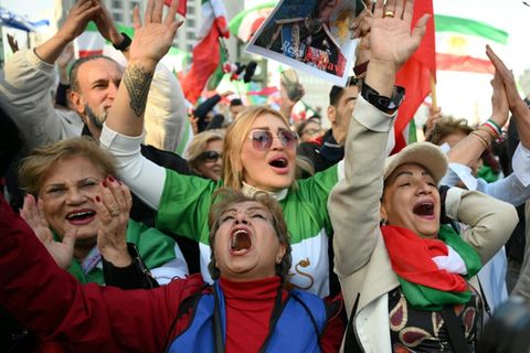 Teilnehmer einer Demonstration für Frieden im Iran