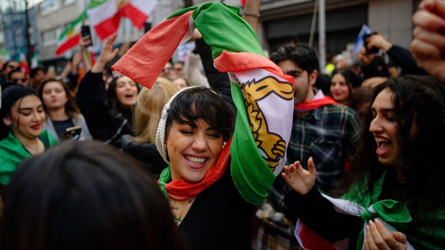 Demonstrationsteilnehmer in Düsseldorf feiern den Tod des obersten Führers des Irans, Ajatollah Chamenei. Foto: Henning Kaiser/d