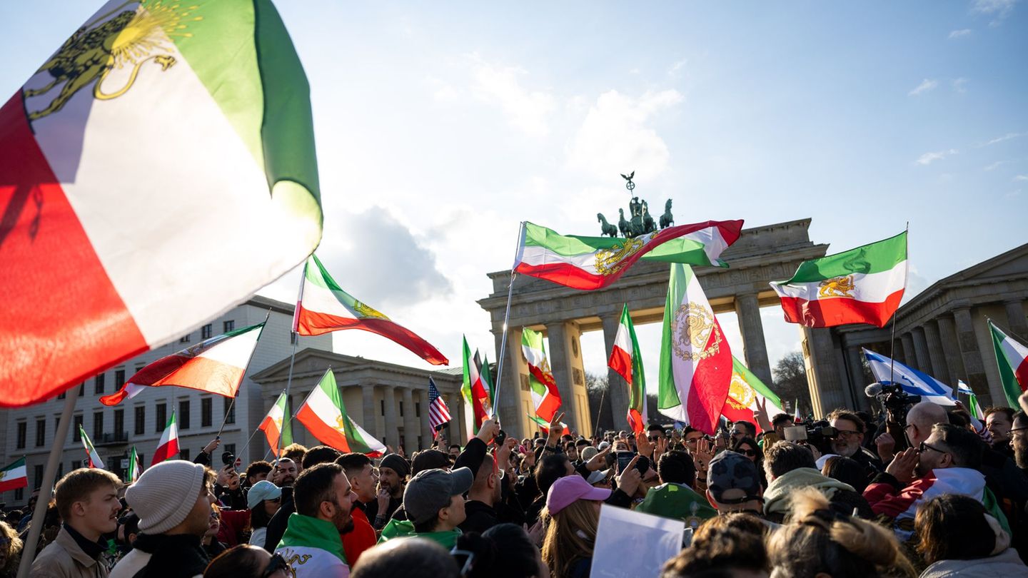 Konflikte: Ausgelassene Stimmung bei Iran-Demo am Brandenburger Tor