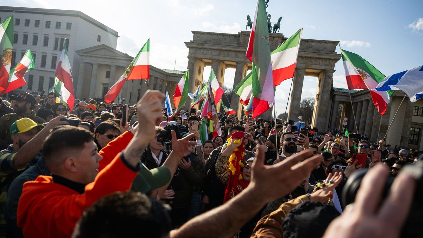 Konflikte: Dankesrufe und ausgelassene Stimmung bei Iran-Demo in Berlin