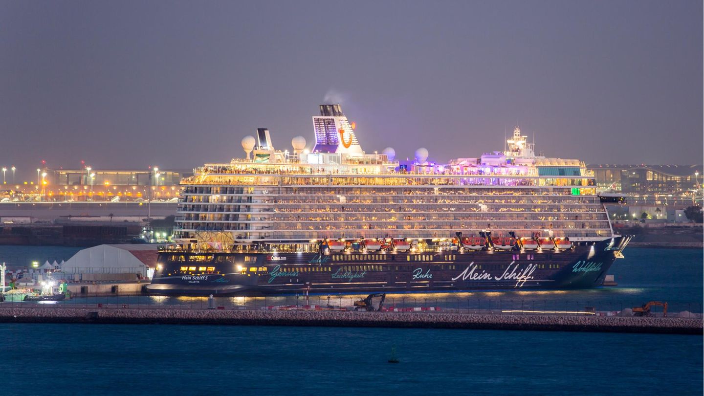 Irankrieg: "Mein Schiff 4 und 5": Kreuzfahrer bleiben erst einmal am Golf sitzen