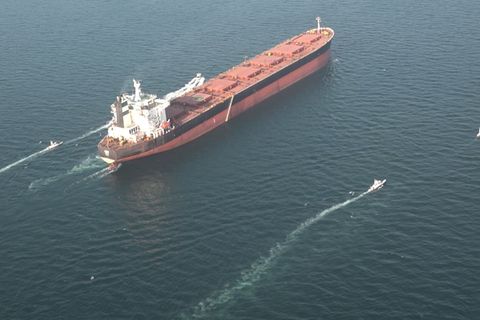 Schnellboote folgen einem Öltanker in der Straße von Hormus