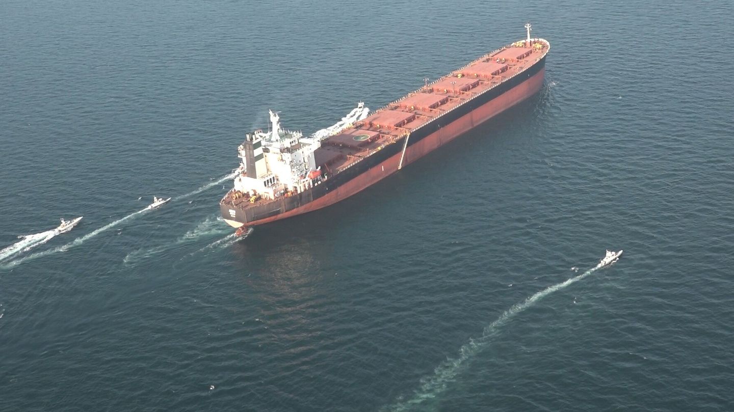 Schnellboote folgen einem Öltanker in der Straße von Hormus