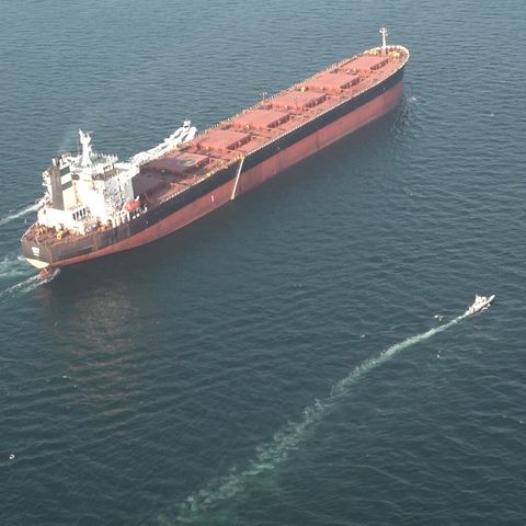 Schnellboote folgen einem Öltanker in der Straße von Hormus