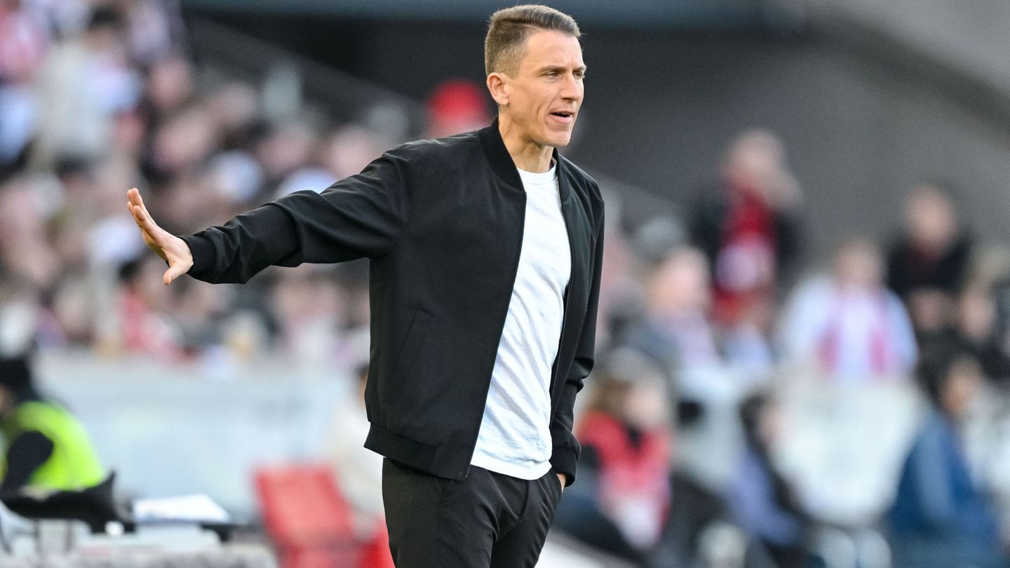 Fußball-Bundesliga: Wolfsburger Chefetage schweigt: Droht Coach Bauer das Aus?