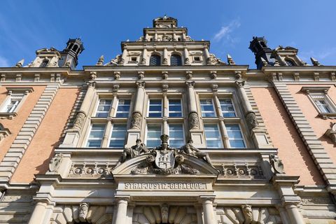 Im selben Saal wie der Block-Prozess wird die Verhandlung gegen die mutmaßlichen Mitglieder "Letzten Verteidigungswelle" geführt