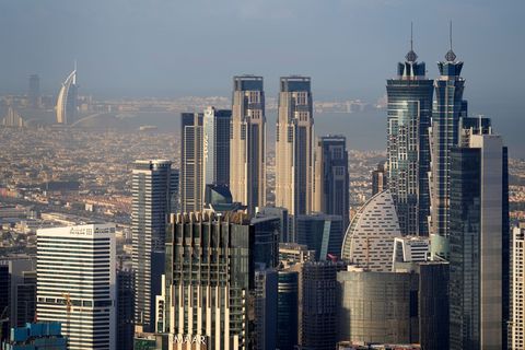 Einige beliebte Reiseziele liegen in der Golfregion, etwa Dubai – hier sind nun viele deutsche Urlauber gestrandet. (Archivbild)