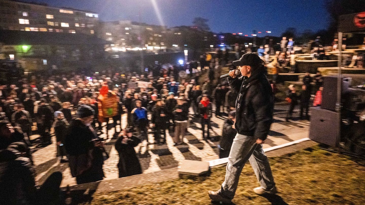 Am ersten Abend der nächtlichen Schließung gibt es ein Protestkonzert im Görlitzer Park. Foto: Christophe Gateau/dpa