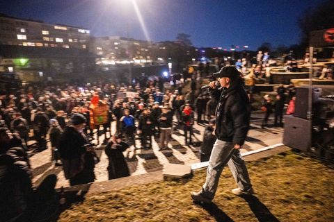 Am ersten Abend der nächtlichen Schließung gibt es ein Protestkonzert im Görlitzer Park. Foto: Christophe Gateau/dpa