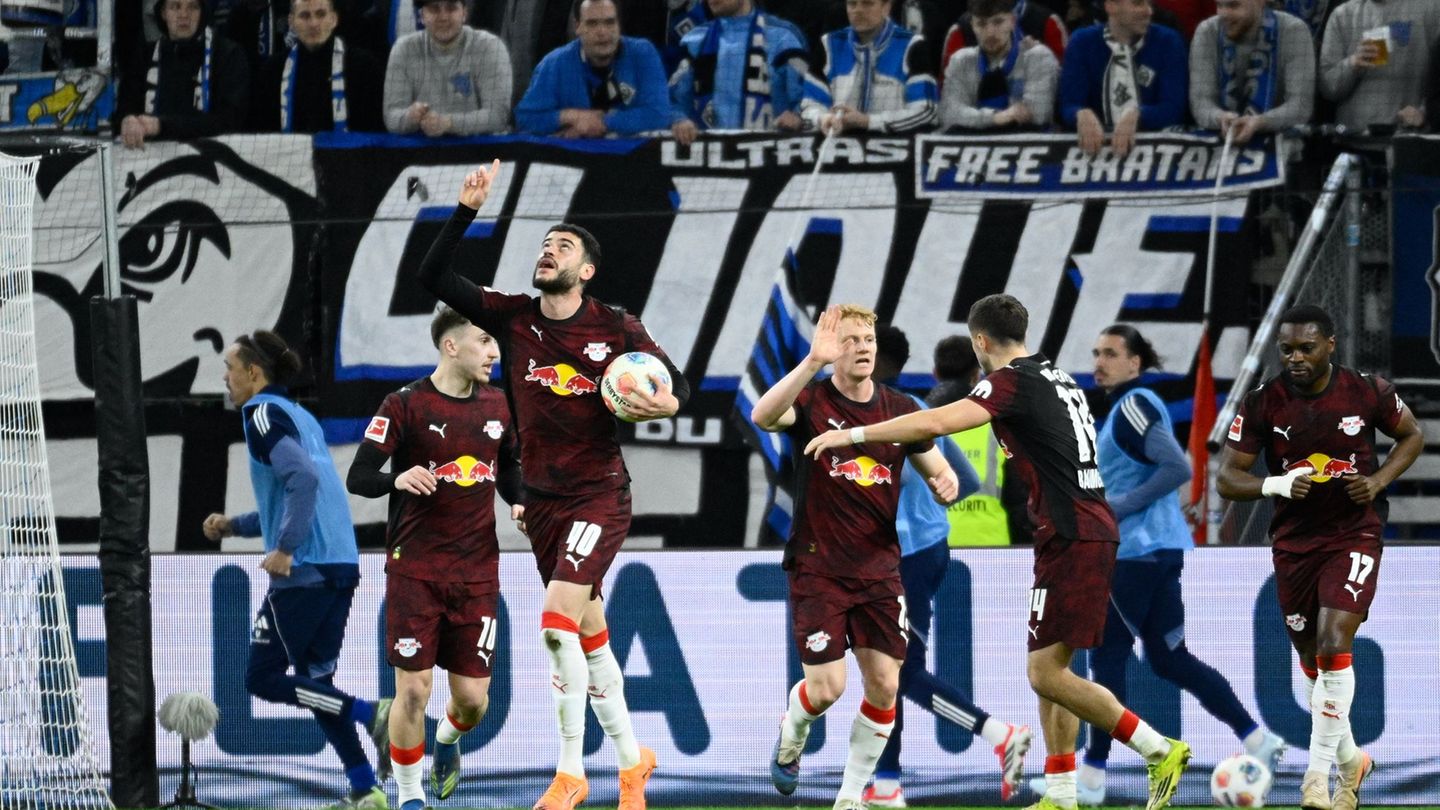 Fußball-Bundesliga: Tennisbälle und Traumtor: Leipzig beendet HSV-Heimserie