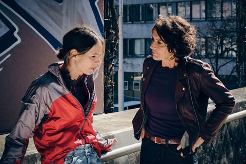 Lena Odenthal (Ulrike Folkerts, rechts) und Johanna Stern (Lisa Bitter) tauschen sich über den Stand der Ermittlungen aus.