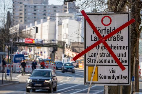 Die Mörfelder Landstraße wird zum Teil lange gesperrt. Foto: Andreas Arnold/dpa