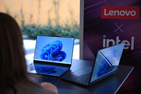Zwei Lenovo-Laptops, die jeweils zwei Bildschirme haben: Rechts ist der zweite Bildschirm auf der Rückseite des ersten Bildschir