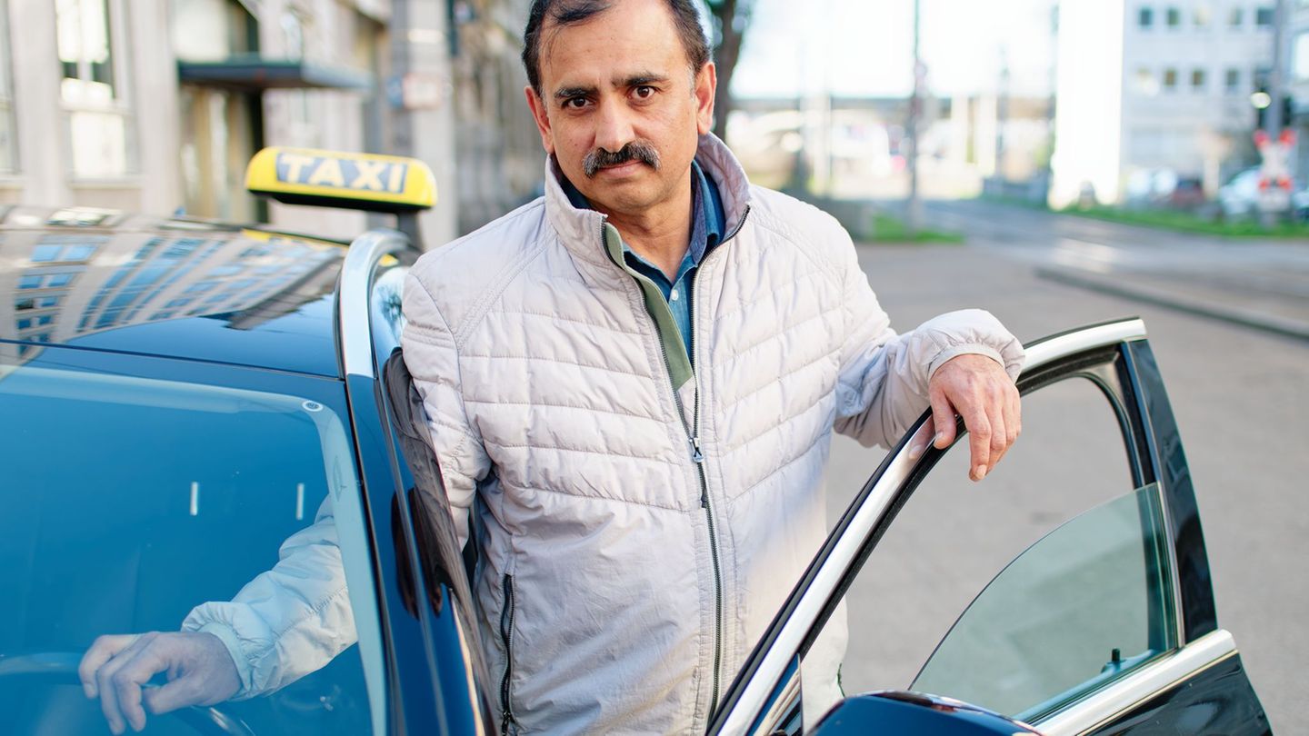 Taxifahrer Muhammad A. steht mit seinem Taxi an der Stelle in Mannheim, an der er mit seinem Auto den Amokfahrer stoppte. Foto: