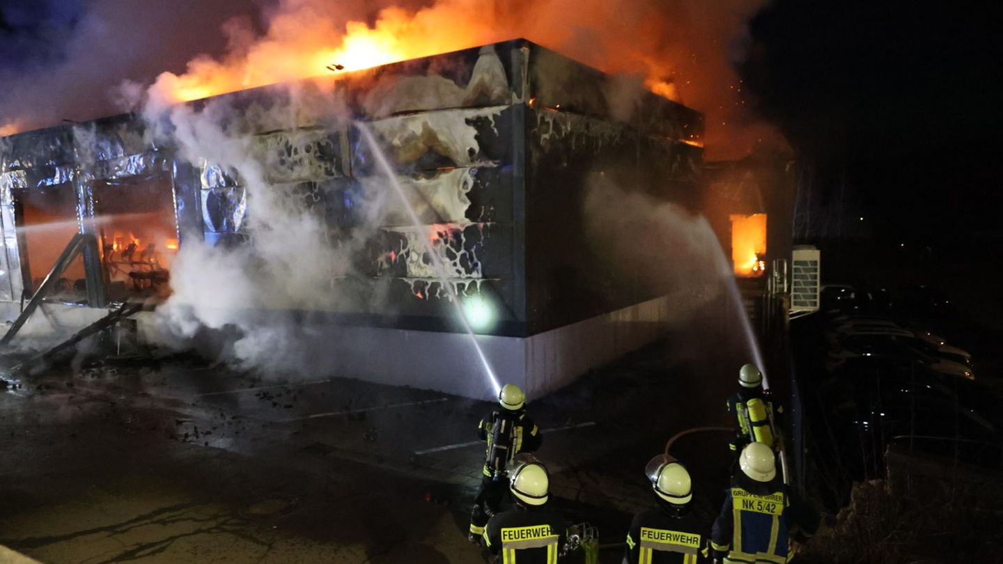 Das Feuer begann in der Sauna des Studios. Foto: Brandon Lee Posse/dpa