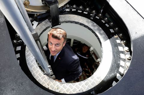 Frankreichs Präsident Emmanuel Macron steigt aus dem französischen Atom-U-Boot "Suffren". (Archivbild) Foto: Ludovic Marin/AFP P