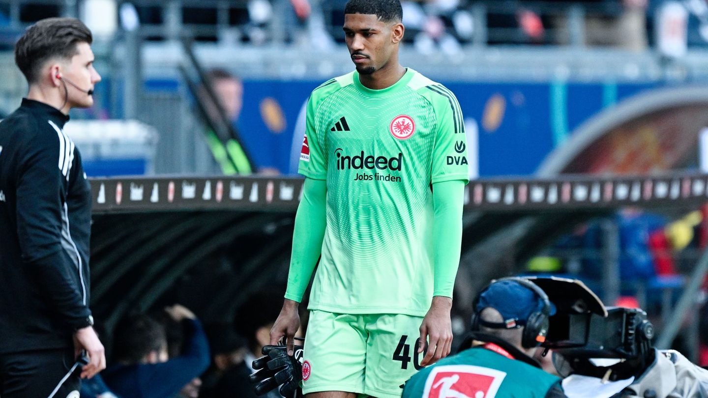 Eintracht Frankfurts Torwart Kauã Santos musste gegen den SC Freiburg früh ausgewechselt werden. Foto: Uwe Anspach/dpa