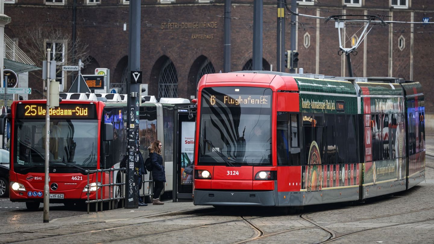 Wer in Bremen zur Arbeit muss, kann wieder mit Bus und Bahn fahren. (Archivbild) Foto: Focke Strangmann/dpa