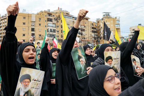 Hisbollah-Anhänger trauern in Beirut um Chamenei
