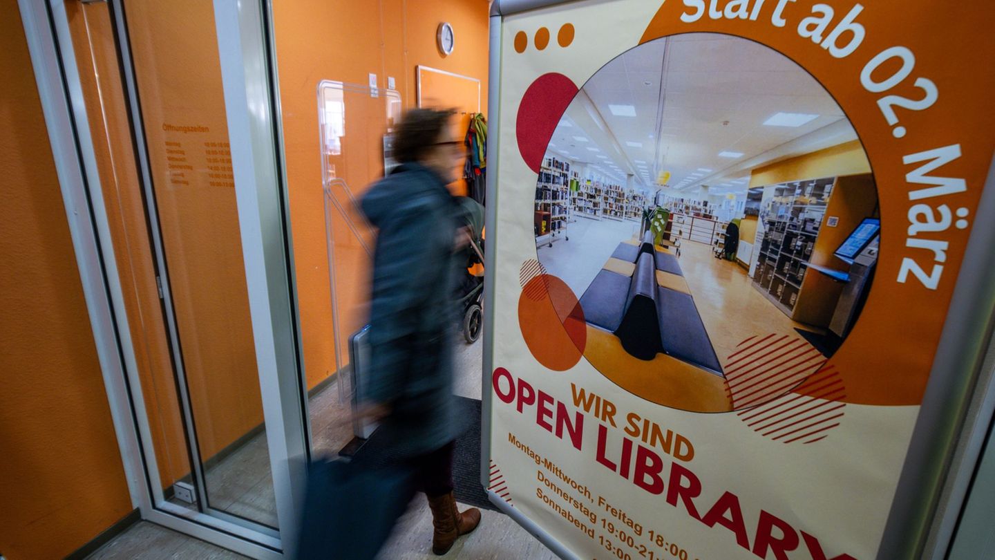 In der Stadtbibliothek Schwerin startet am Montag, 2. März, die Open Library. Nutzerinnen und Nutzer können dann selbstständig d