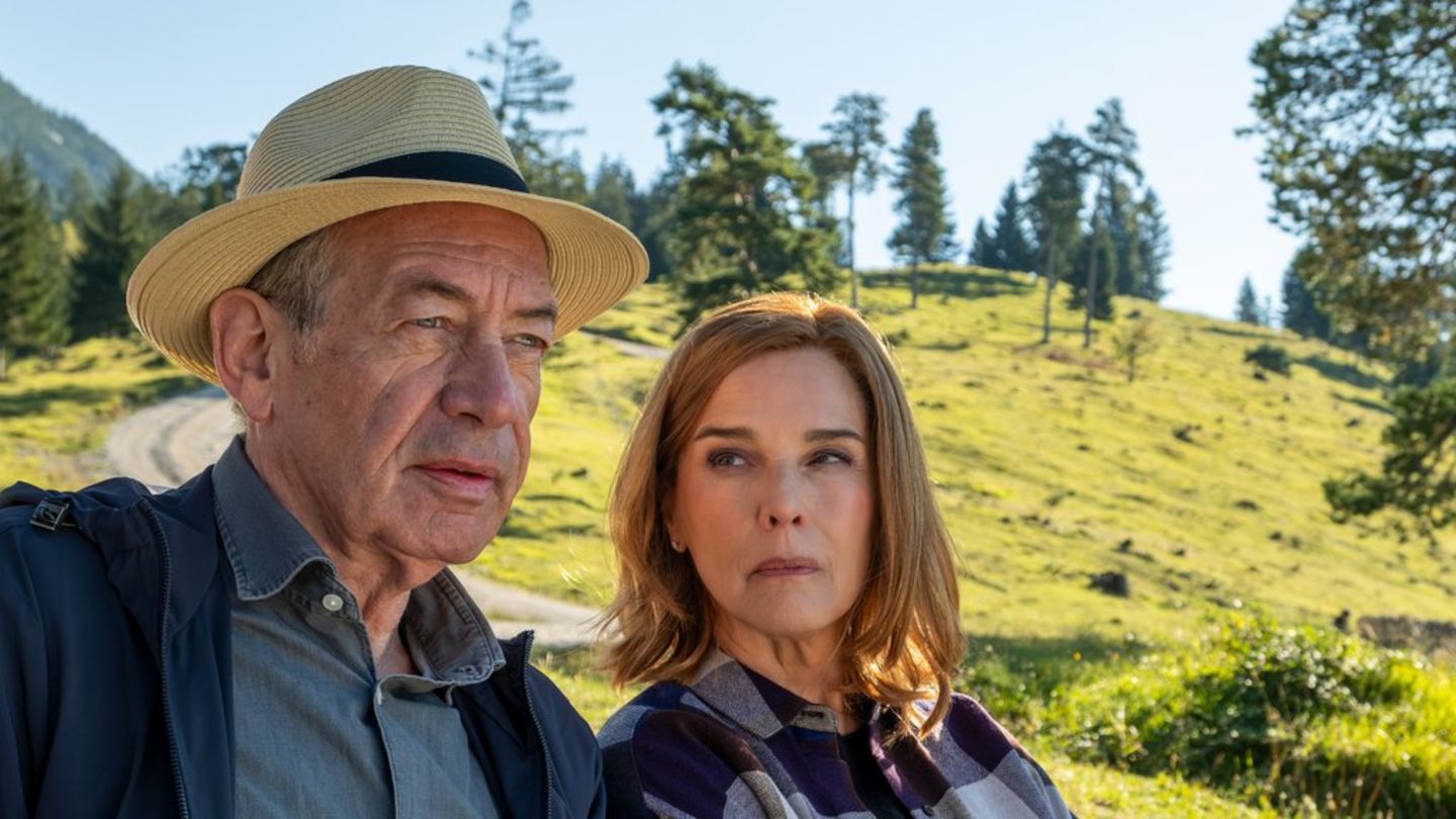 "In fremden Händen": Der vermögende Witwer Wolfgang (Robert Hunger-Bühler) lernt im Urlaub in den Bergen die attraktive Karola