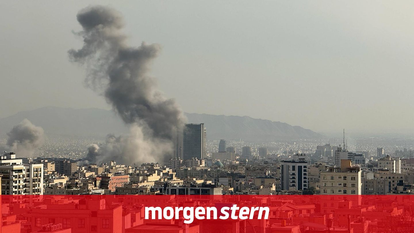 Große Rauschschwaden über Teheran, im Iran, zeigen Einschläge von israelischem und US-amerikanischem Beschuss.