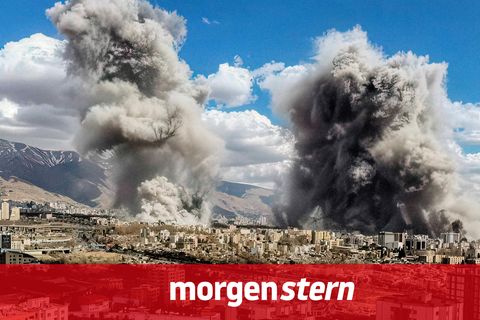 Große Rauschschwaden über Teheran, im Iran, zeigen Einschläge von israelischem und US-amerikanischem Beschuss.