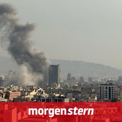 Große Rauschschwaden über Teheran, im Iran, zeigen Einschläge von israelischem und US-amerikanischem Beschuss.