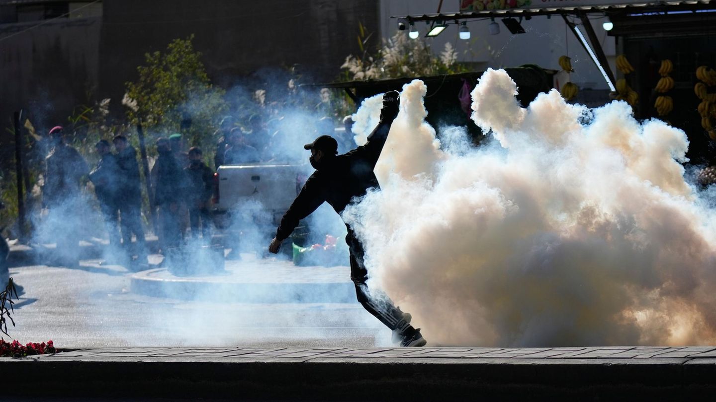 Bagdad, Irak. Sicherheitskräfte feuern Tränengas in der „Grünen Zone“ ab, in der sich die US-Botschaft befindet, um einen Protest gegen die Angriffe der USA und Israels auf den Iran aufzulösen.