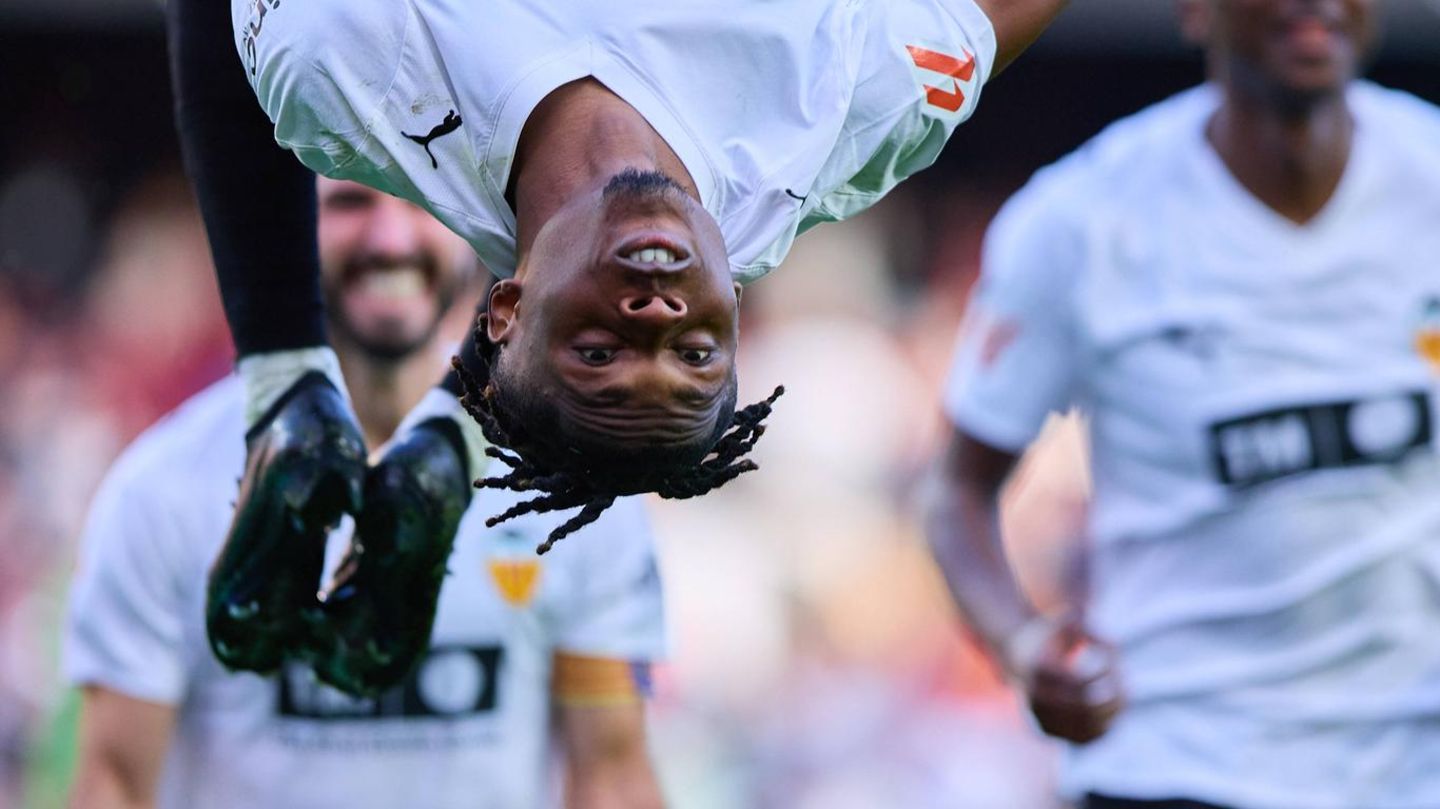 Valencia, Spanien. Largie Ramazani vom FC Valencia jubelt nach seinem ersten Tor für seine Mannschaft. Das Team gewann dank seines Treffers mit 1:0 gegen Osasuna.