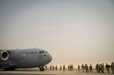 Kuwait: US-Soldaten besteigen am Luftwaffenstützpunkt Ali Al Salem eine C-17 Globemaster III