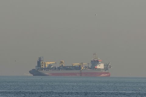 Ein Tanker vor der Küste von Dubai am 1. März
