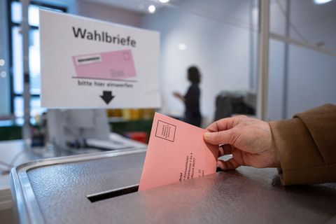 Teilnehmen dürfen deutsche Staatsbürger, die am Wahltag mindestens 16 Jahre alt sind und seit mindestens drei Monaten ihren Haup
