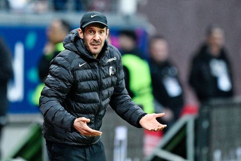 Freiburgs Coach Julian Schuster ärgerte sich über die Niederlage in Frankfurt. Foto: Uwe Anspach/dpa
