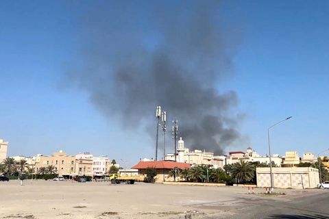 Rauch steigt aus einem Gebiet in der Umgebung der US-Botschaft in Kuwait auf